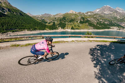 Radrennfahrer auf den Straßen von Tignes